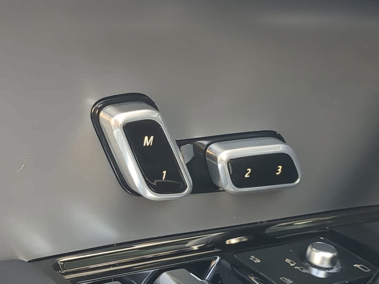 Used 2025 Land Rover Range Rover Sport SE AWD/4WD image 18