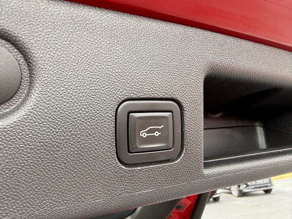 Used 2023 Chevrolet Equinox Premier image 16