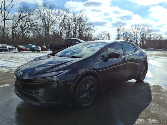 Used 2024 Toyota Prius LE image 3
