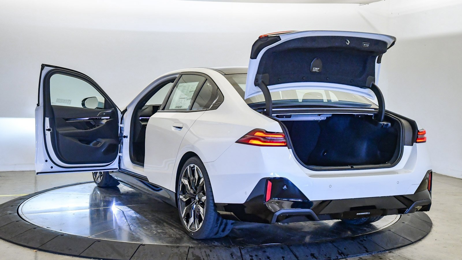 New 2026 BMW 550e xDrive image 34