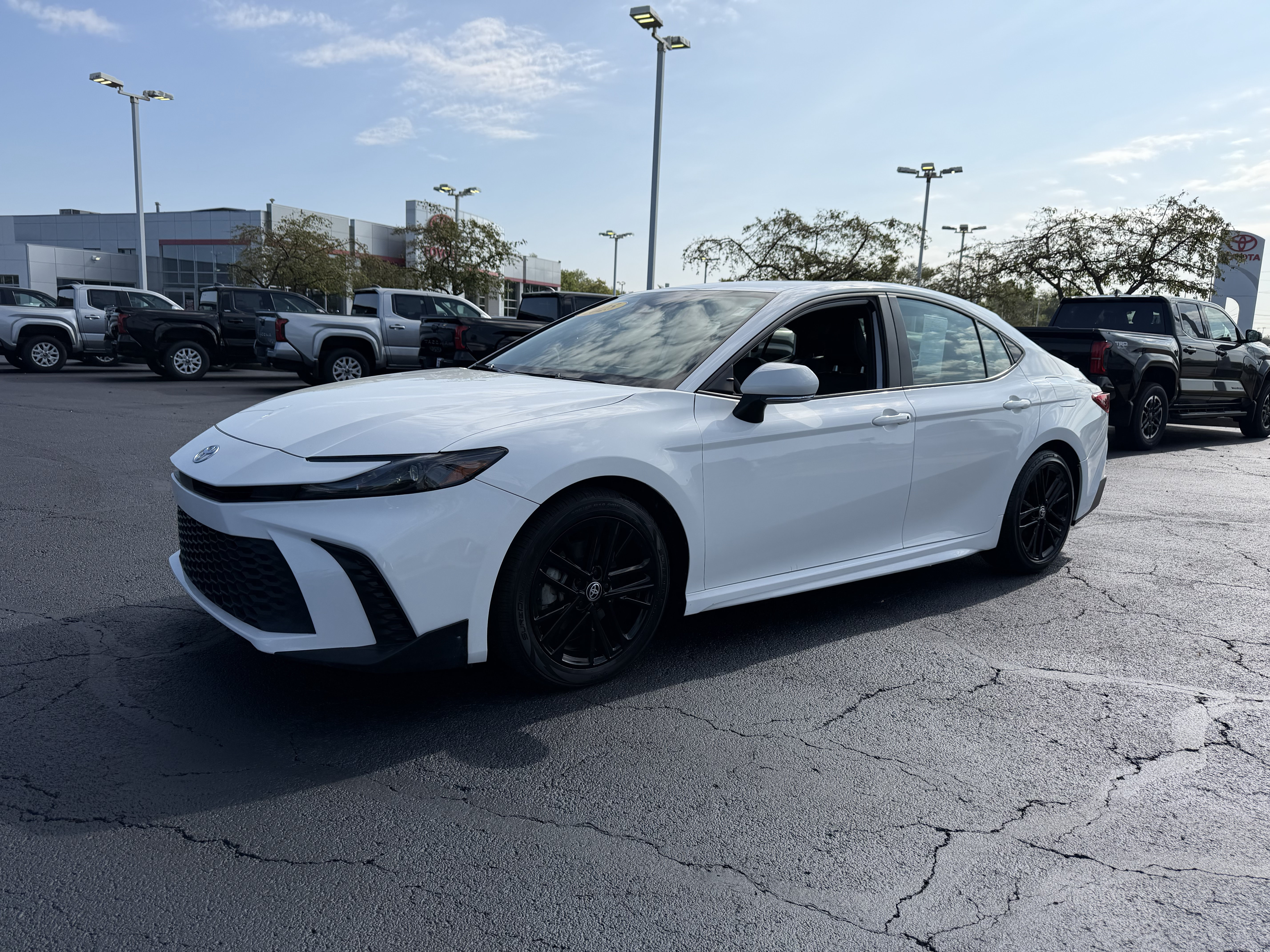 Used 2025 Toyota Camry SE FWD image 3
