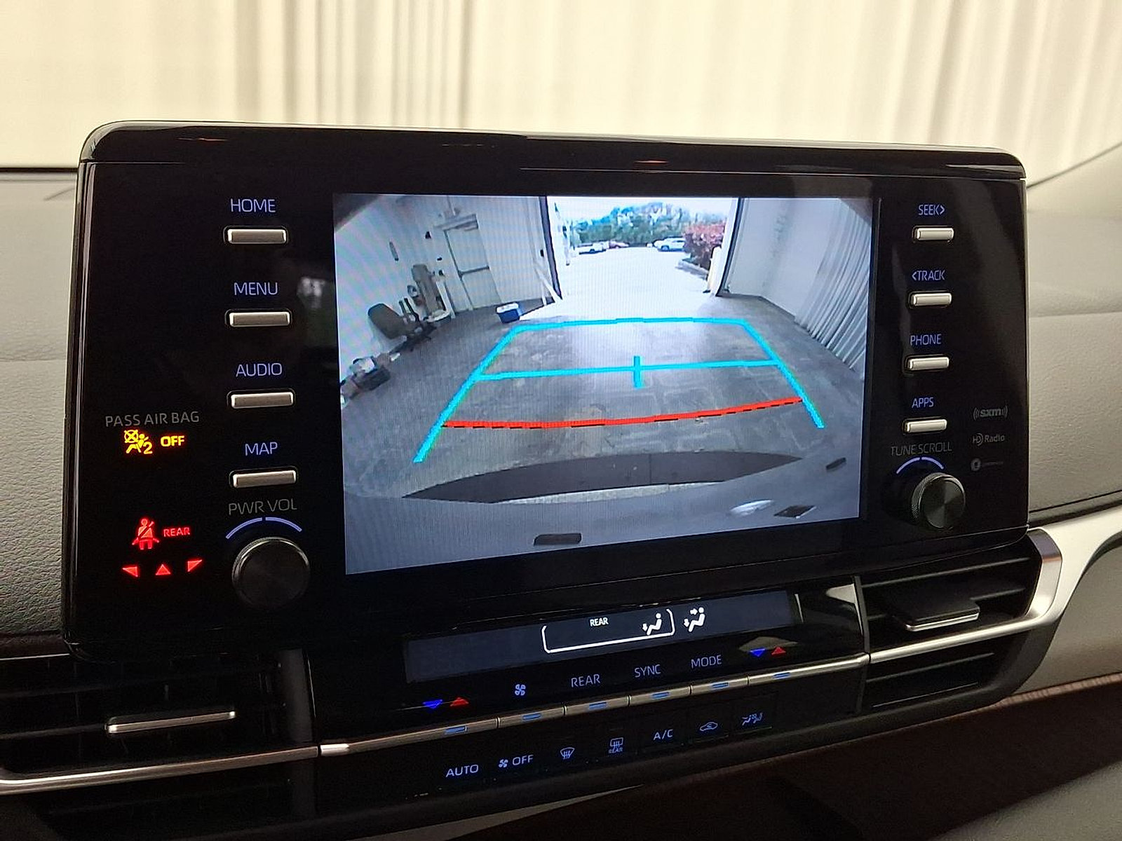 Used 2024 Toyota Sienna LE FWD image 18