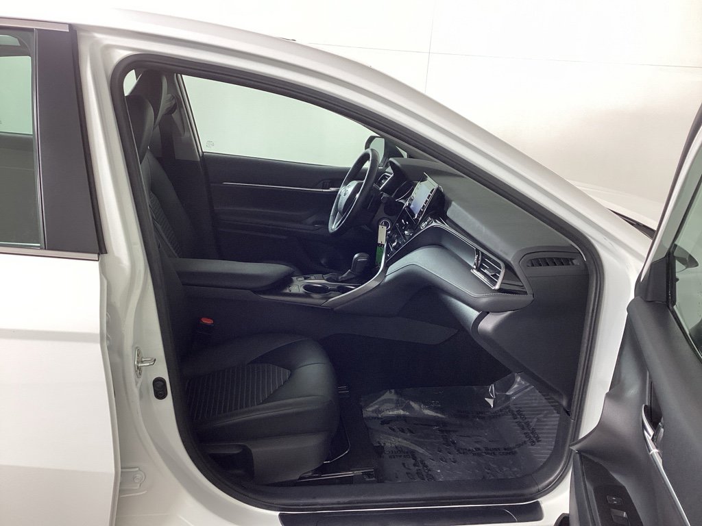 Used 2021 Toyota Camry SE w/ Cold Weather Package image 9