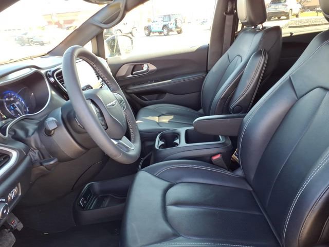 Used 2025 Chrysler Pacifica Select image 12