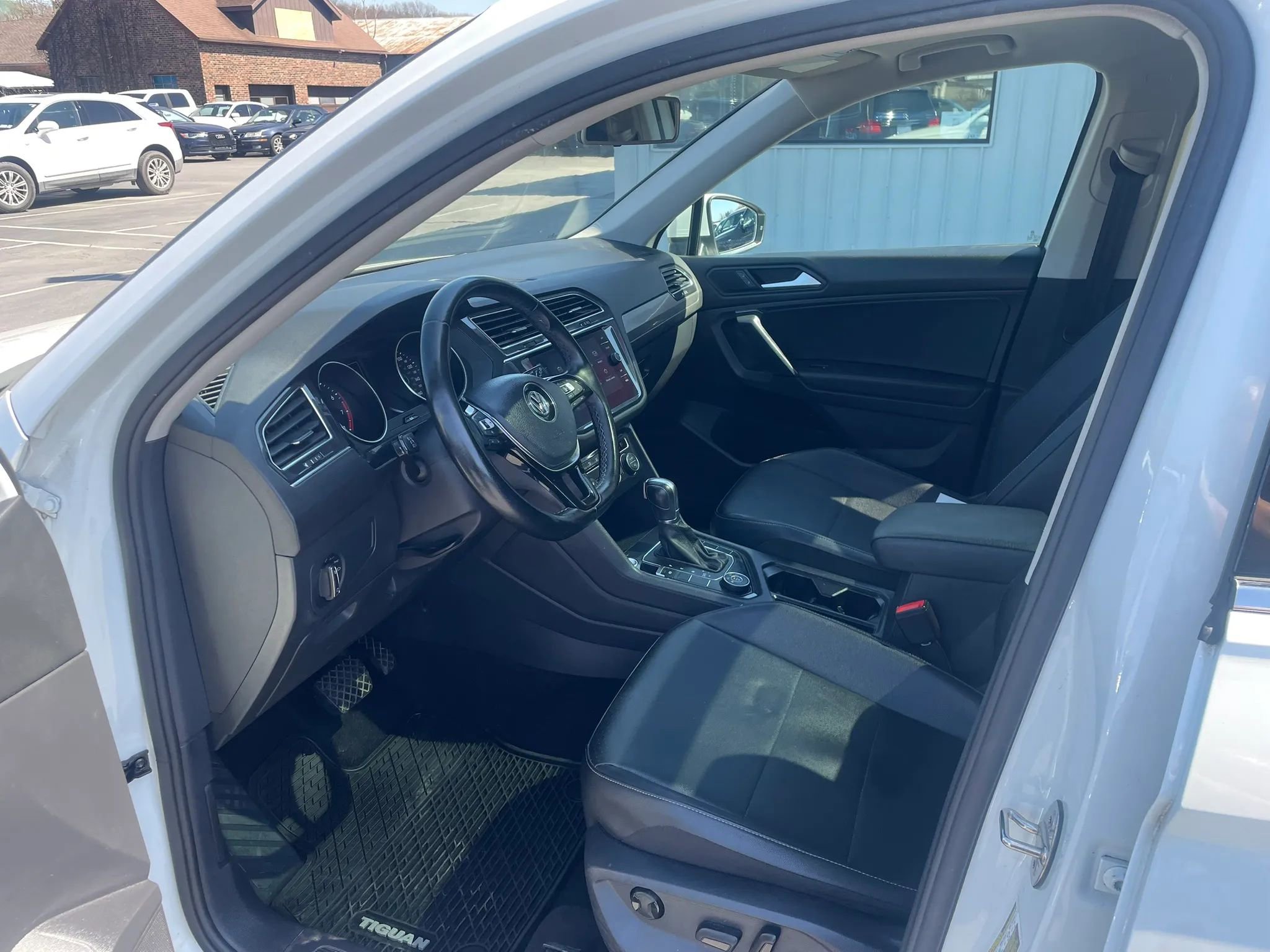 Used 2019 Volkswagen Tiguan SE w/ Panoramic Sunroof Package AWD/4WD image 16