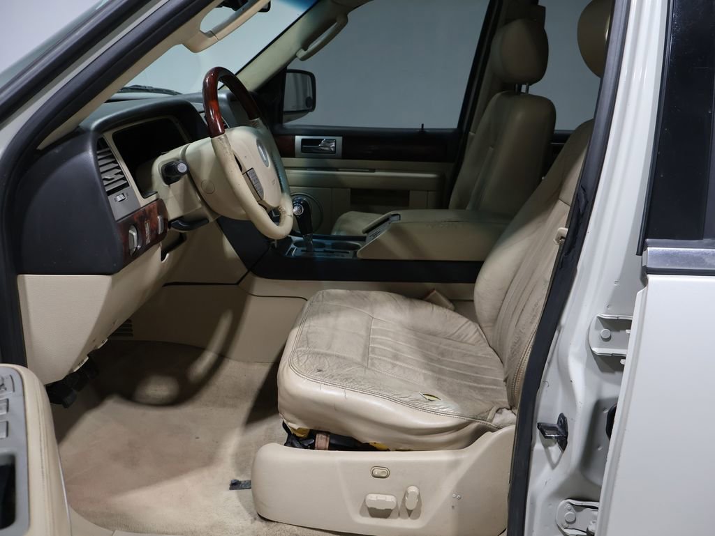 Used 2006 Lincoln Navigator Luxury image 19