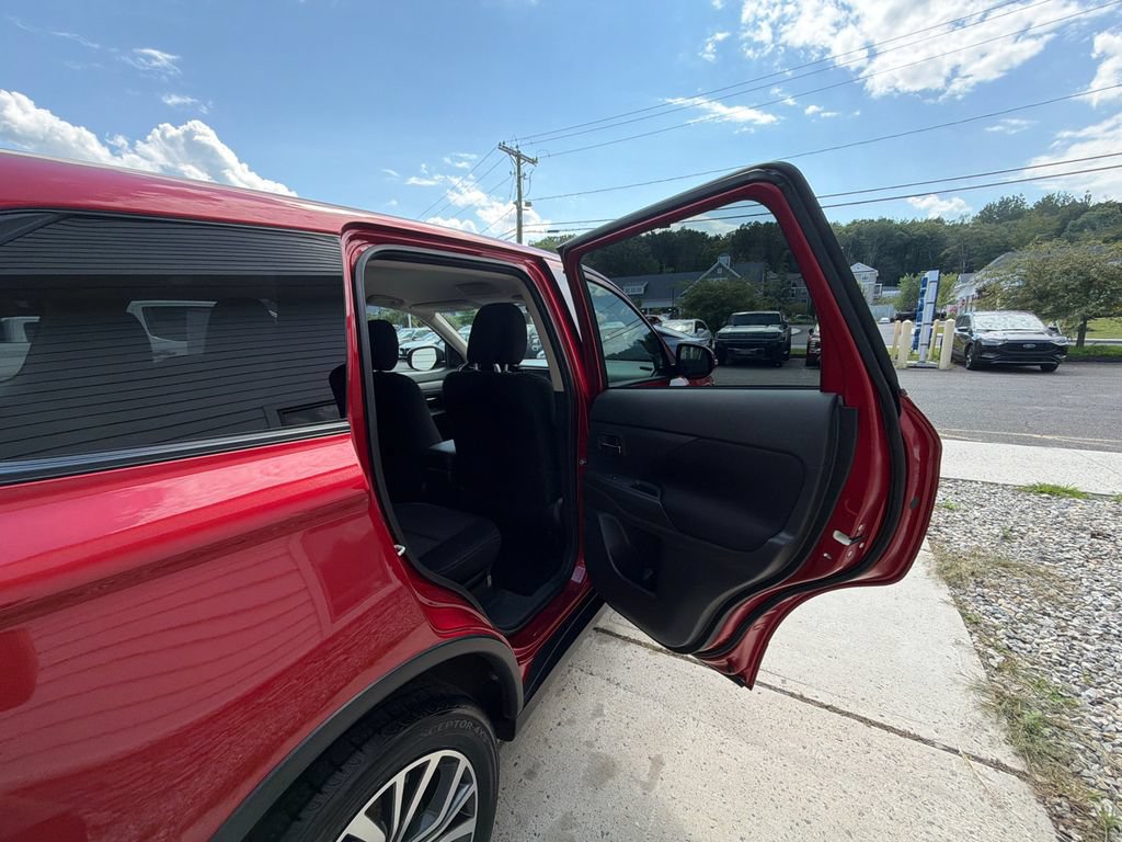 Used 2018 Mitsubishi Outlander SE AWD/4WD image 30
