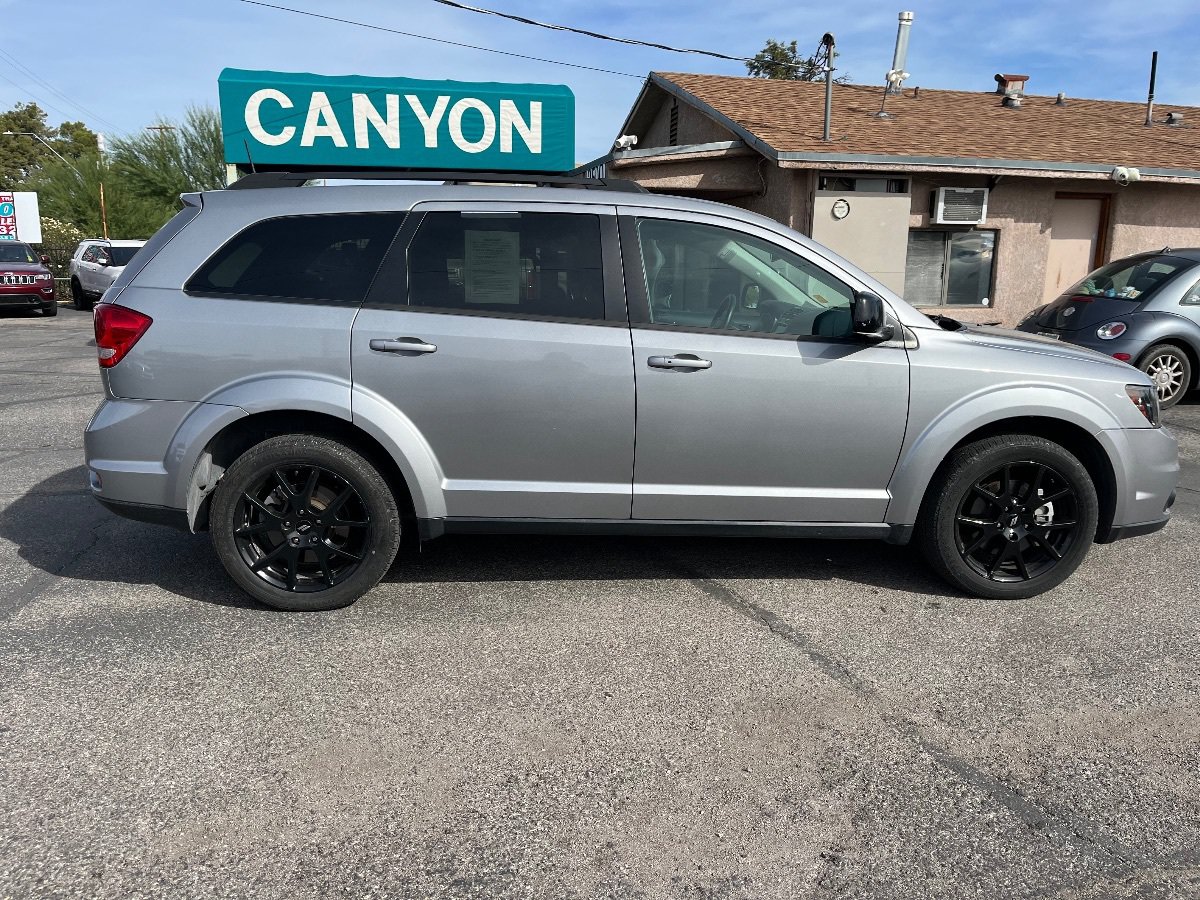 Used 2019 Dodge Journey SE FWD image 2