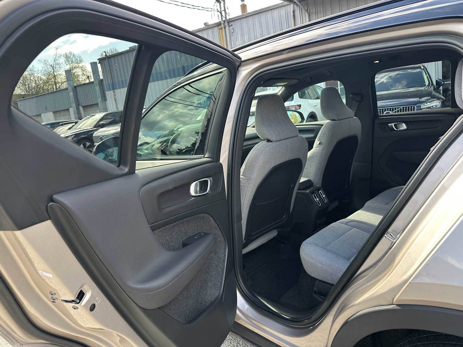 Used 2023 Volvo XC40 Recharge Ultimate image 16