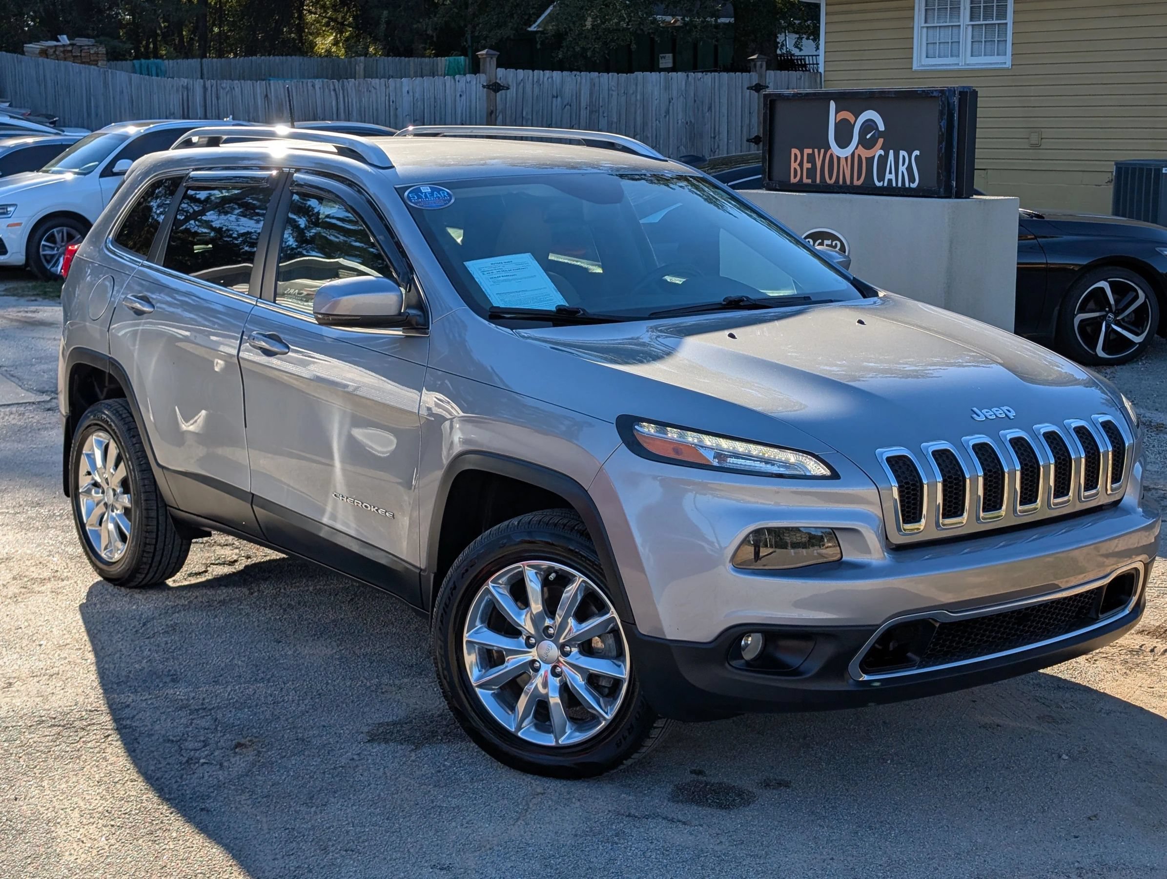 Used 2017 Jeep Cherokee Limited w/ Luxury Group AWD/4WD image 1