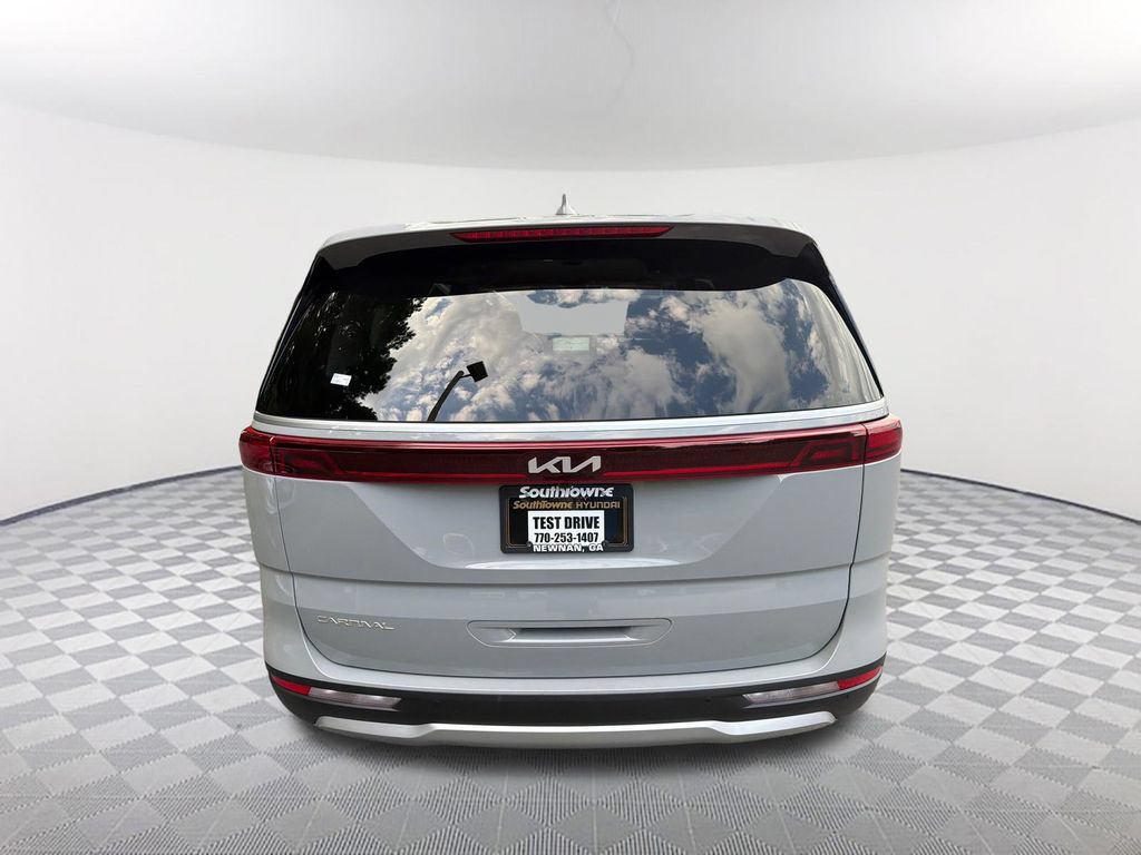Used 2024 Kia Carnival EX FWD image 6