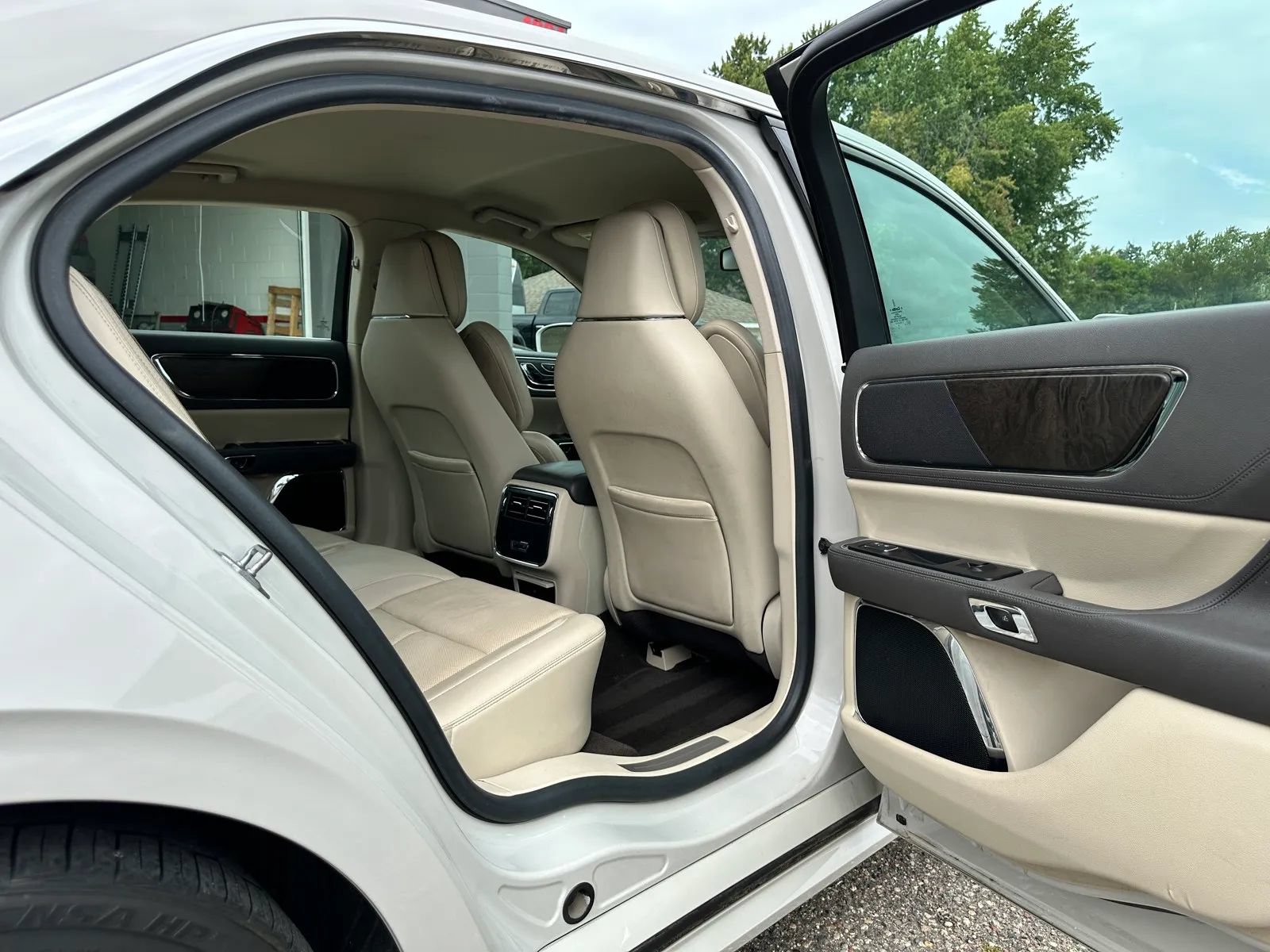 Used 2019 Lincoln Continental Select w/ Continental Climate Package FWD image 15