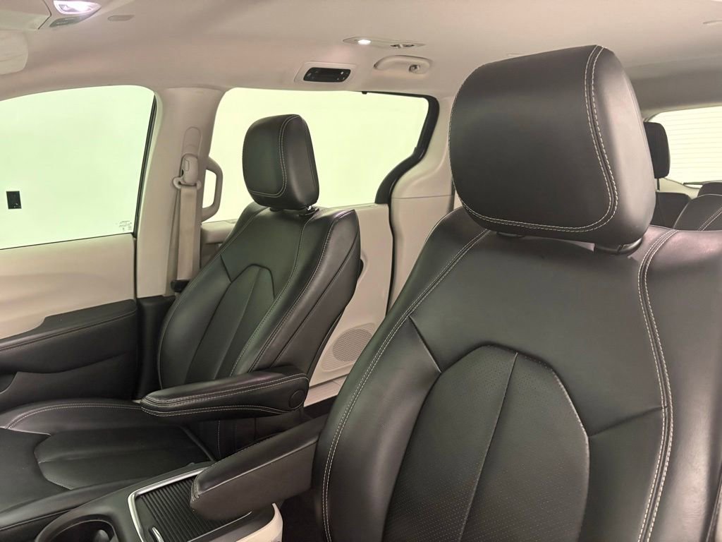 Used 2023 Chrysler Pacifica Touring-L FWD image 30