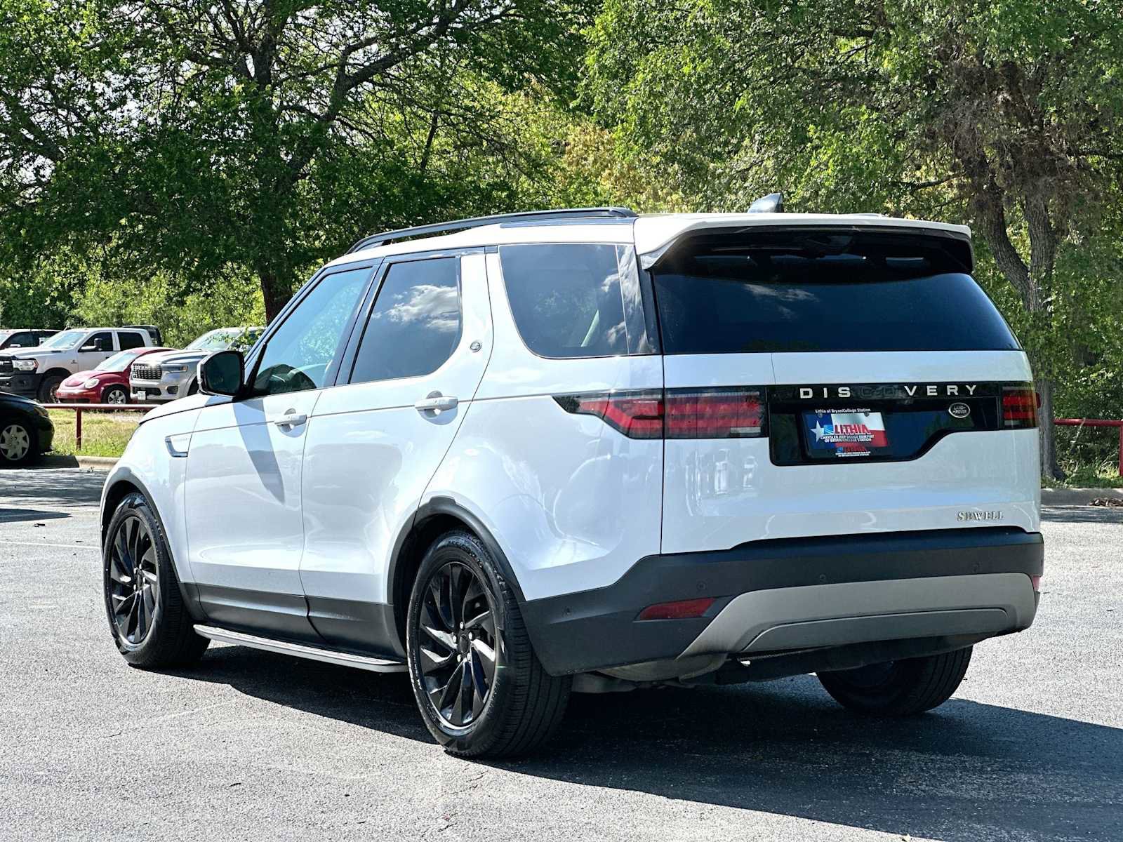Used 2023 Land Rover Discovery S image 13