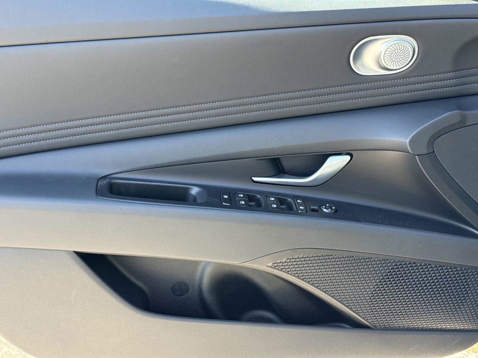 New 2025 Hyundai Elantra Limited image 9