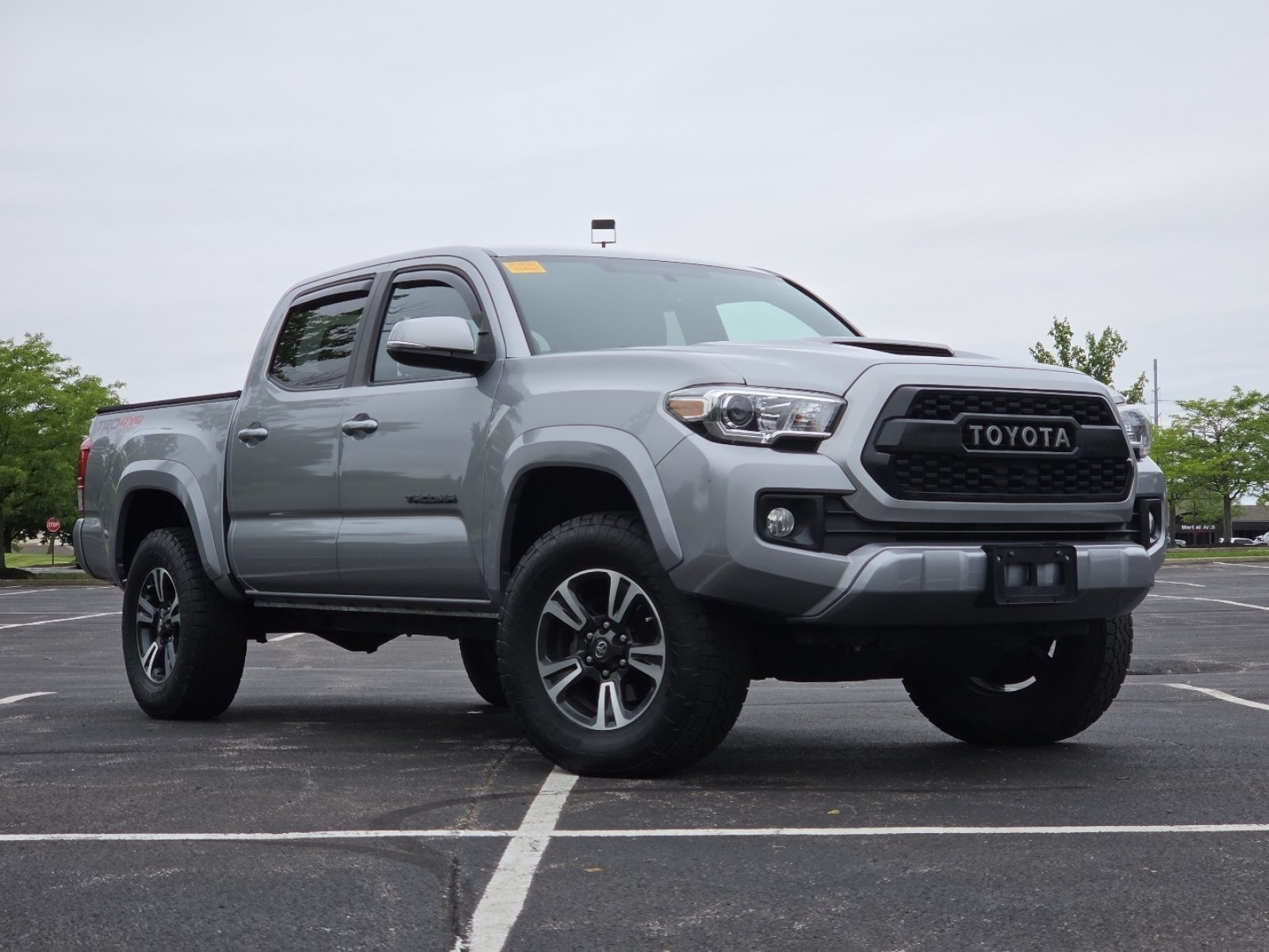 Used 2017 Toyota Tacoma TRD Sport AWD/4WD image 2