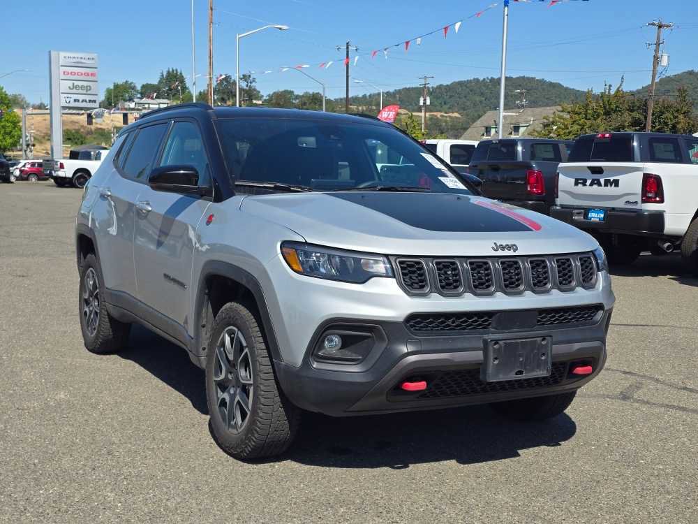 Used 2024 Jeep Compass Trailhawk AWD/4WD image 4
