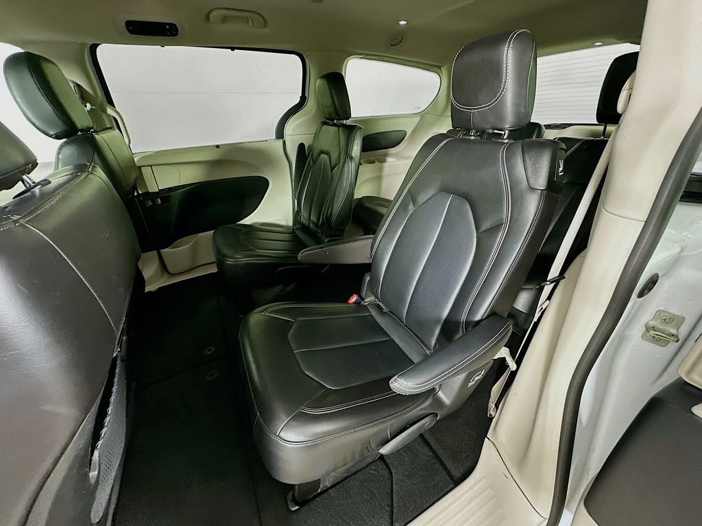 Certified 2024 Chrysler Pacifica Touring-L image 34