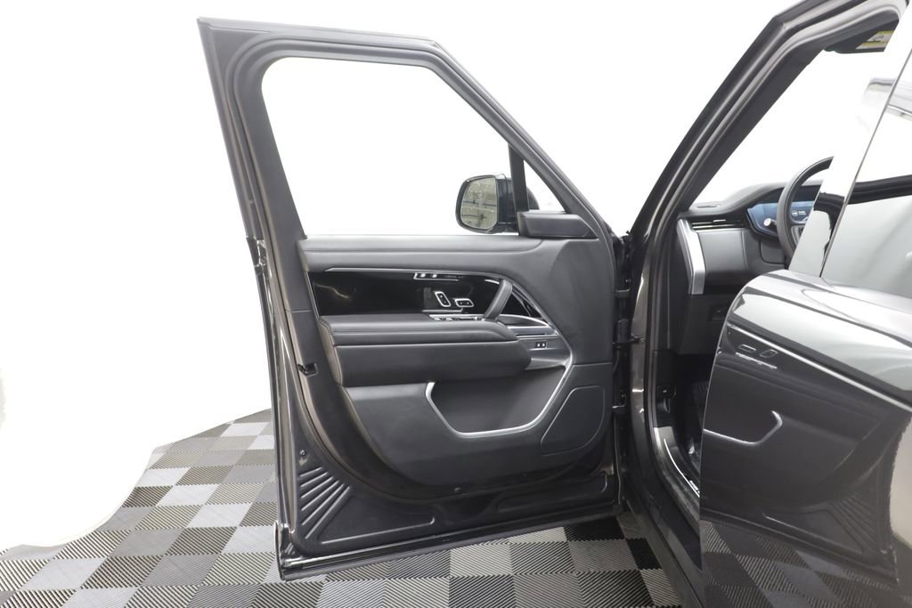 Used 2025 Land Rover Range Rover SE image 5