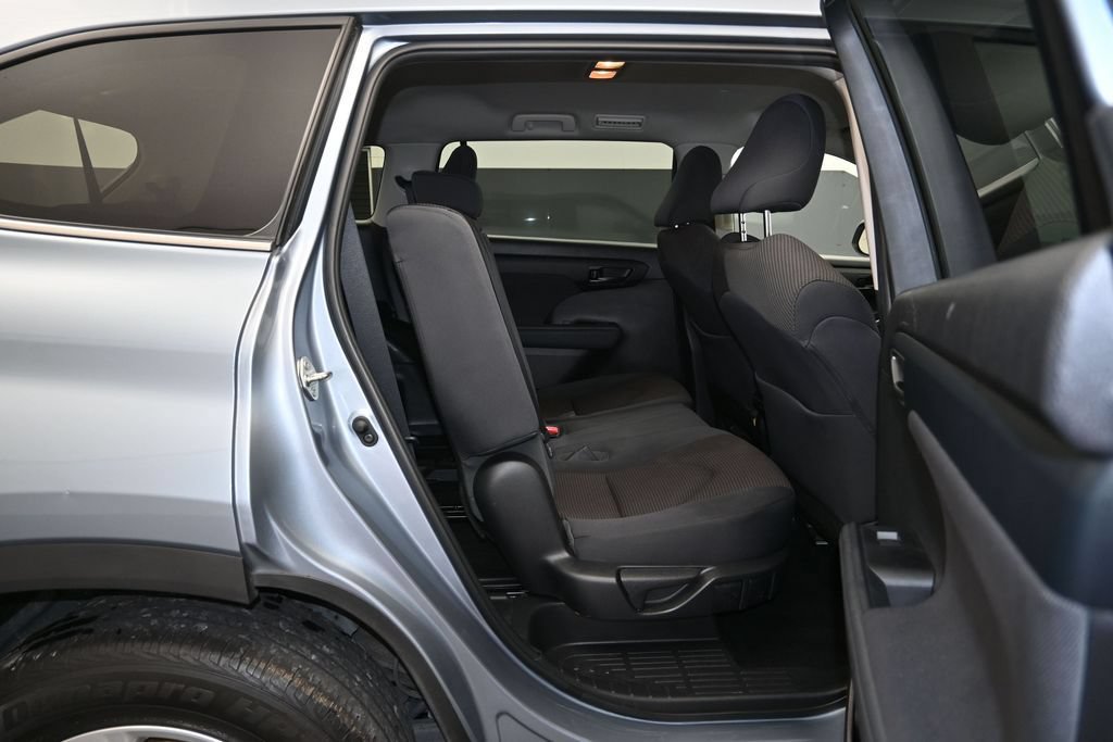 Used 2023 Toyota Highlander LE AWD/4WD image 25
