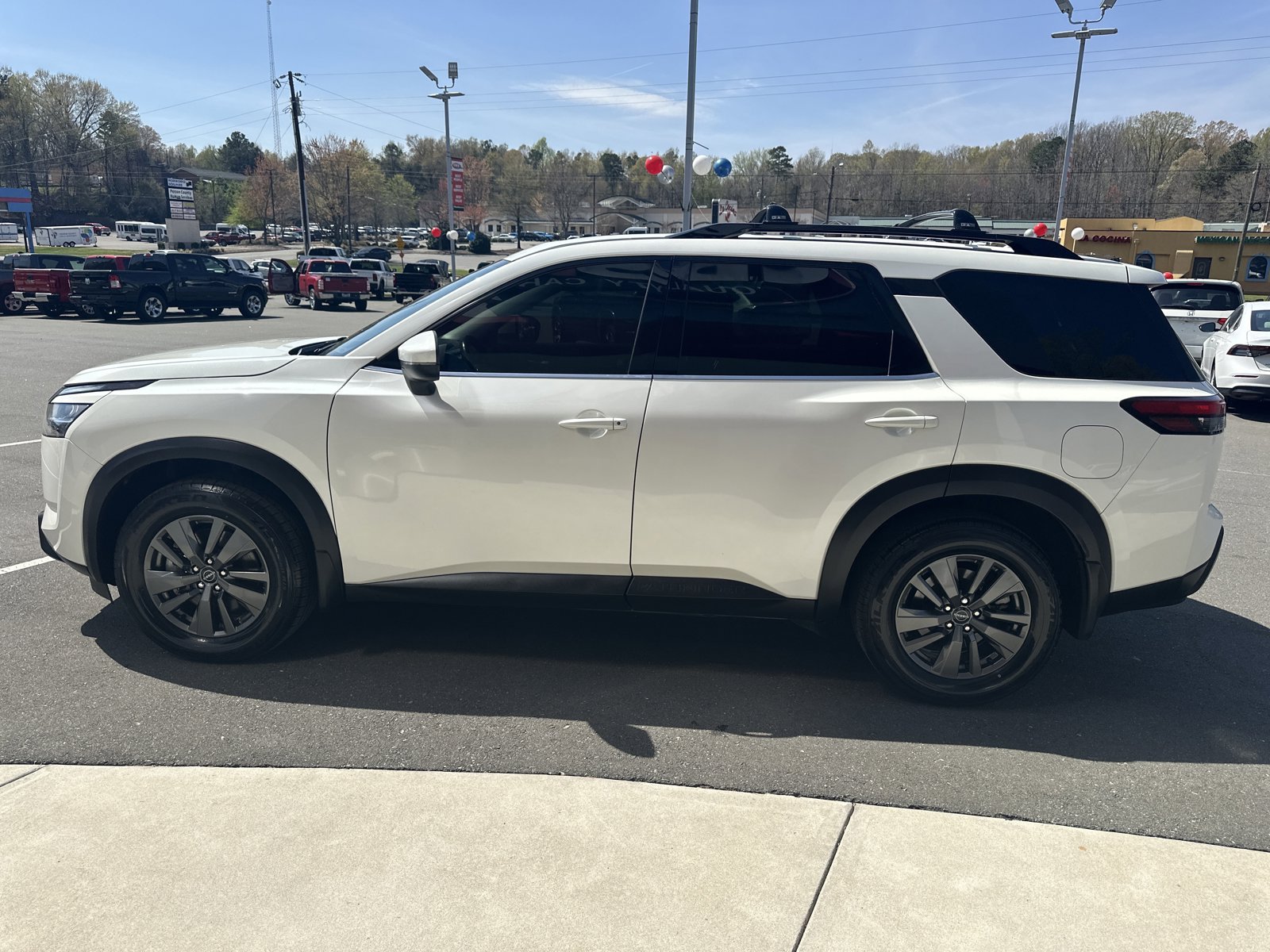 Used 2022 Nissan Pathfinder SV w/ SV Premium Package image 5