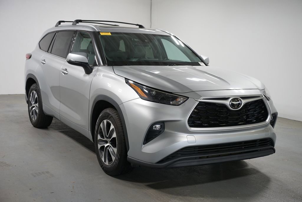 Used 2022 Toyota Highlander XLE image 3