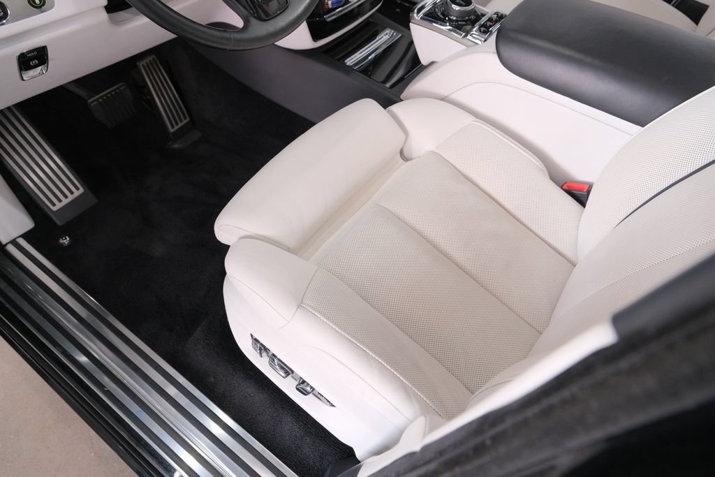 Used 2022 Rolls-Royce Phantom Sedan w/ The Phantom Package RWD image 10