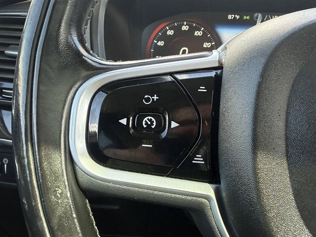 Used 2018 Volvo XC90 T6 Momentum w/ Convenience Package AWD/4WD image 37