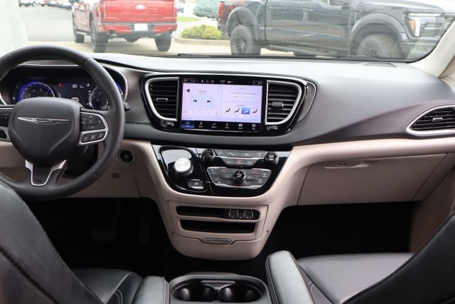 Used 2023 Chrysler Pacifica Touring-L FWD image 30