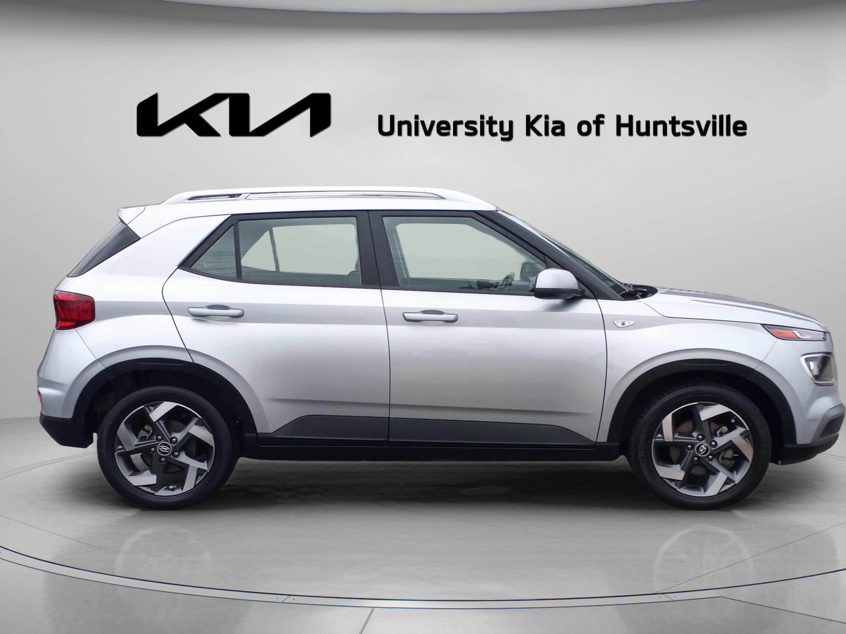 Used 2022 Hyundai Venue SEL w/ Cargo Package image 9