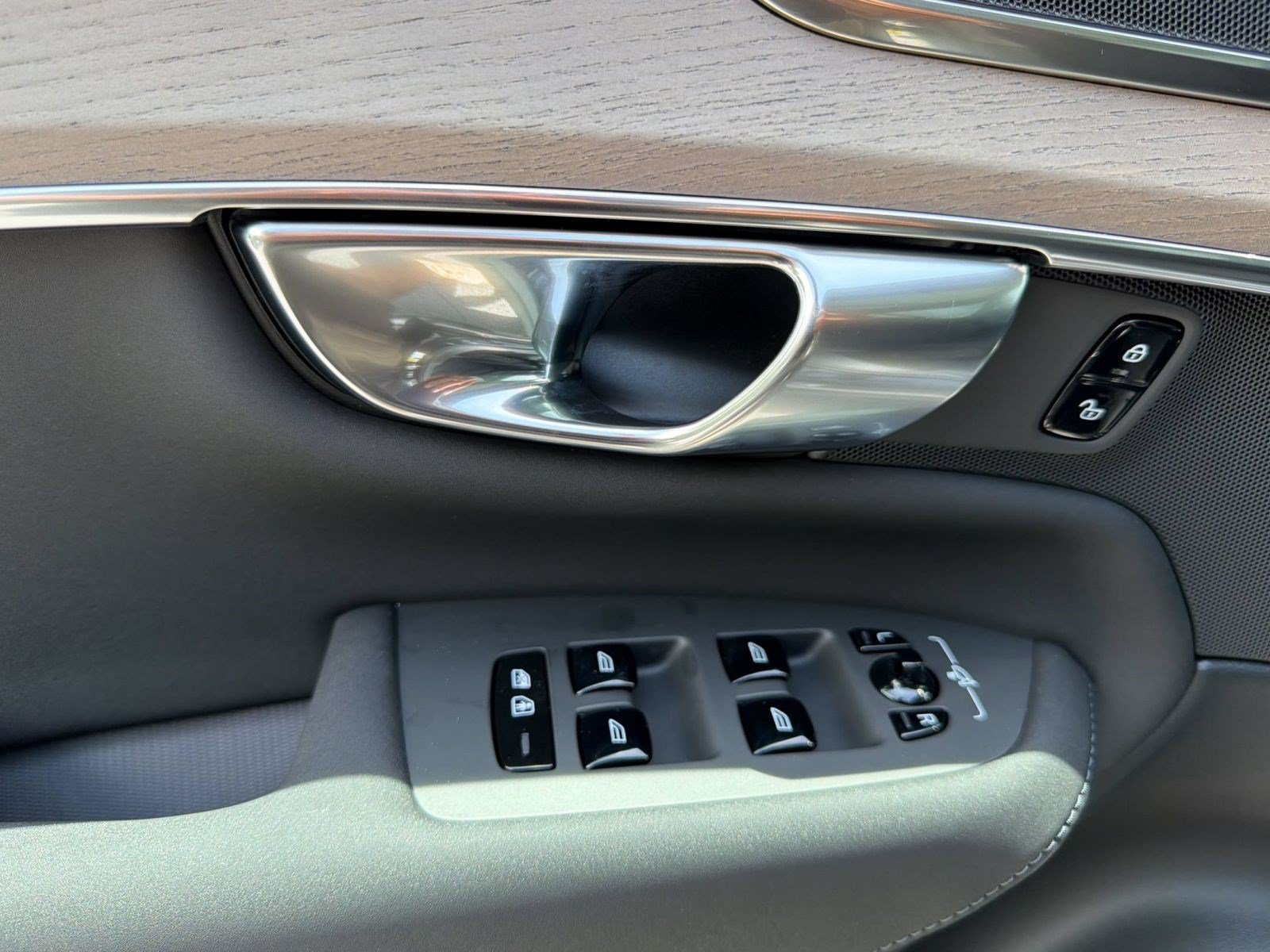 New 2026 Volvo XC90 B5 Core w/ Protection Package AWD/4WD image 13