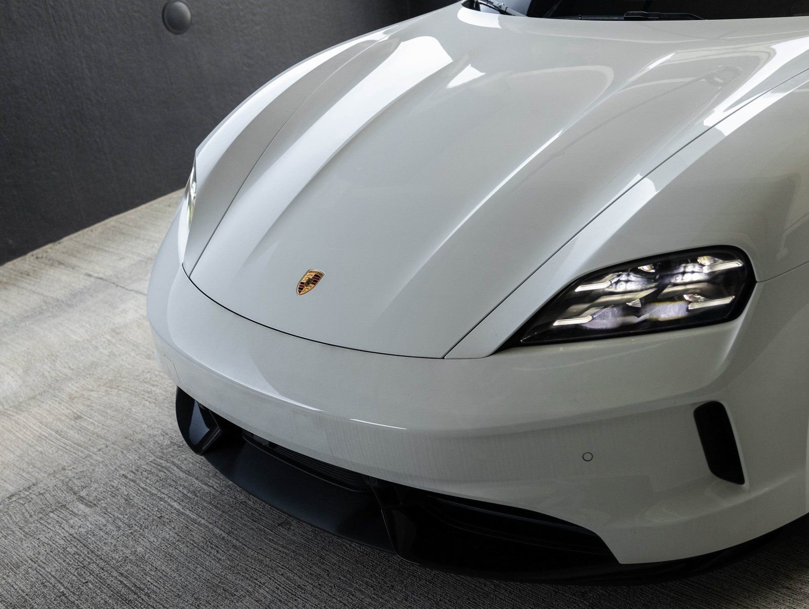 Used 2025 Porsche Taycan GTS image 33