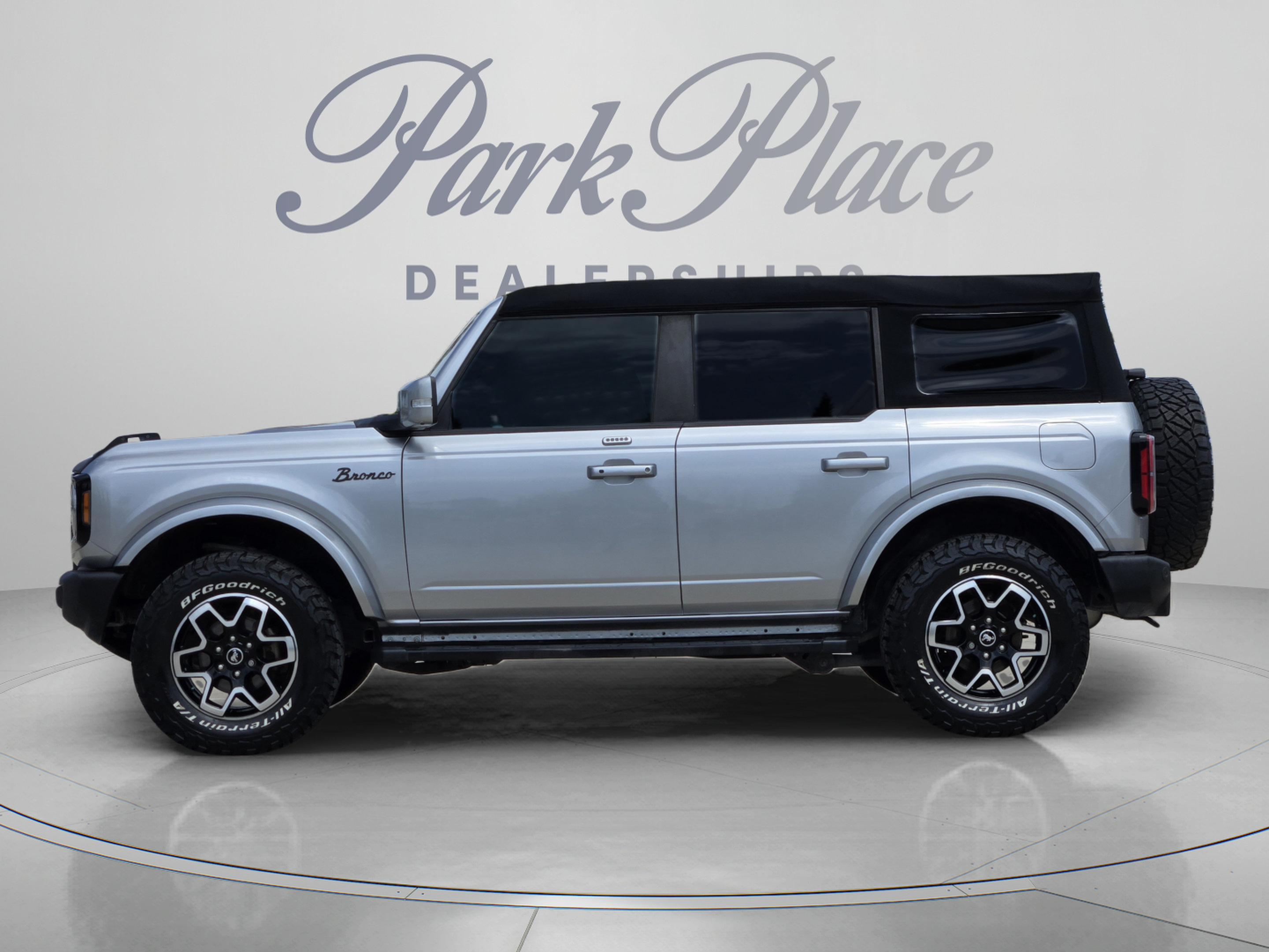 Used 2023 Ford Bronco Outer Banks AWD/4WD image 2