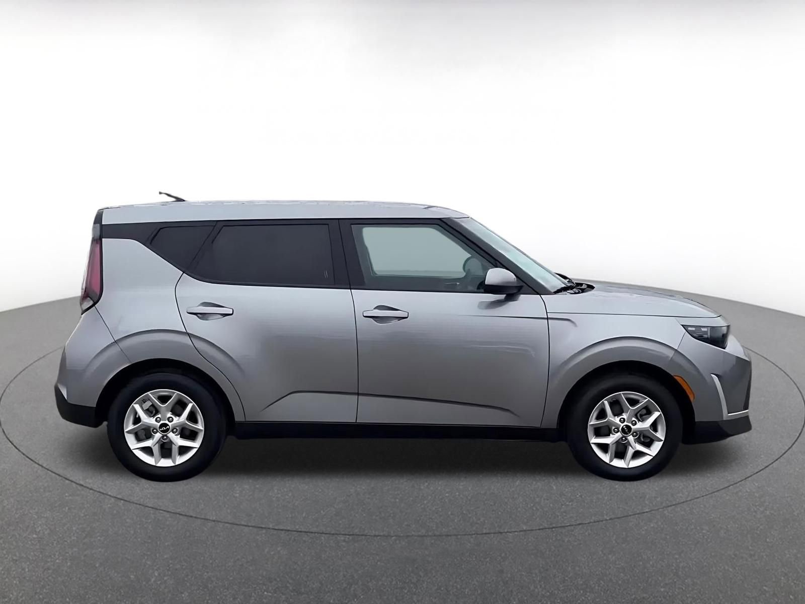 Used 2025 Kia Soul LX w/ LX Technology Package FWD image 16