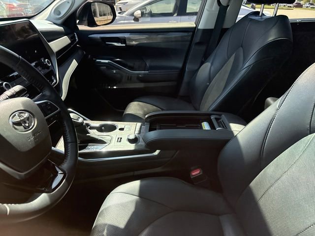 Used 2021 Toyota Highlander Limited AWD/4WD image 4
