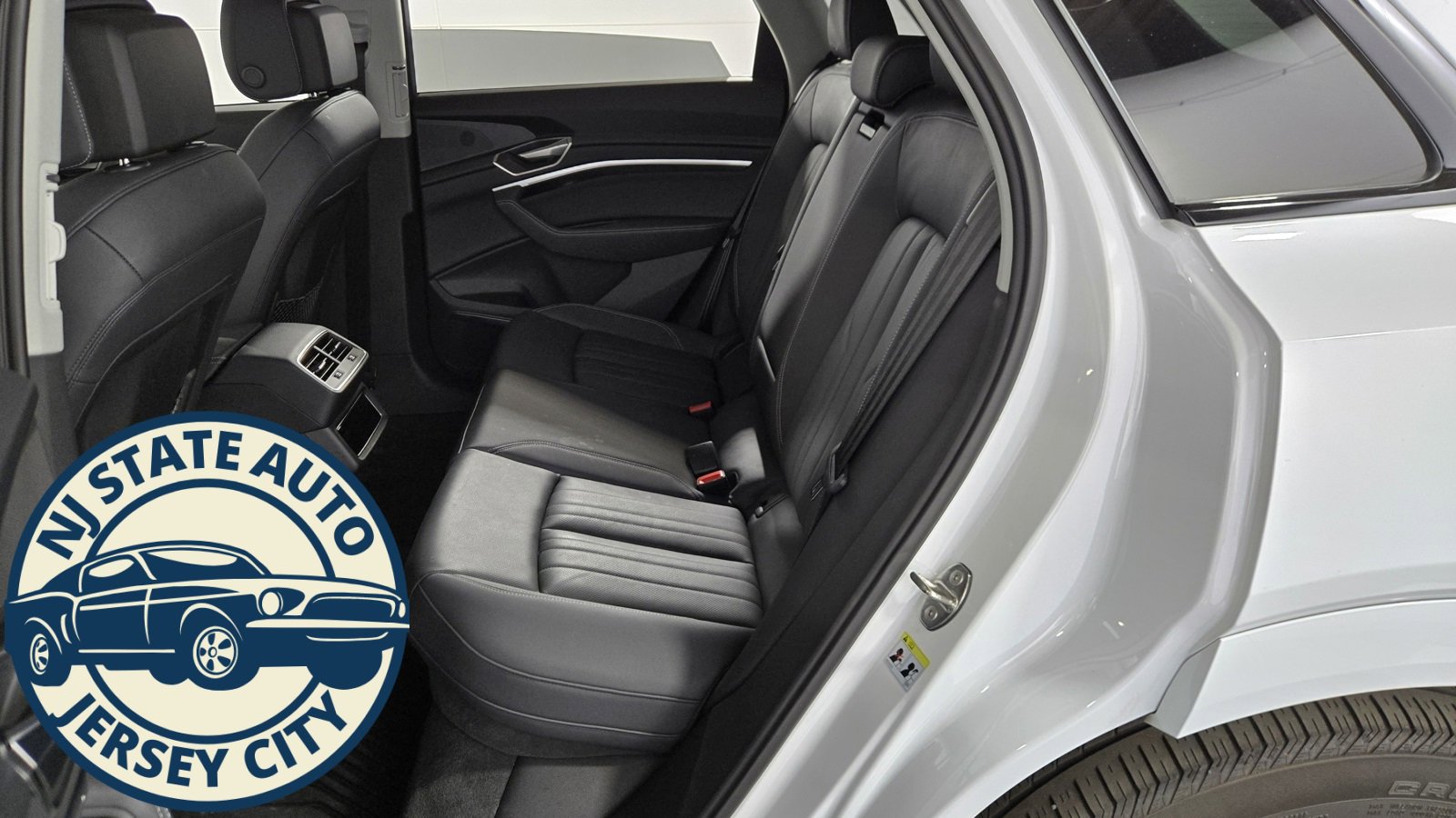 Used 2024 Audi Q8 e-tron Premium Plus image 28