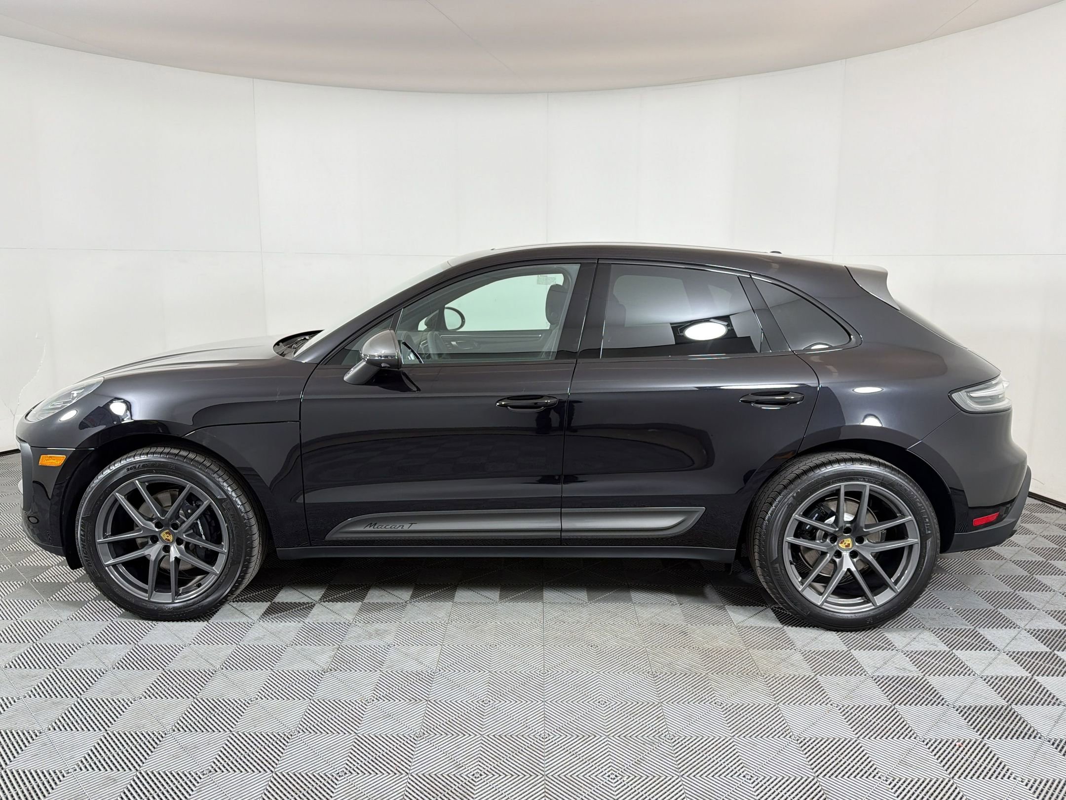 Used 2026 Porsche Macan Turbo AWD/4WD image 2