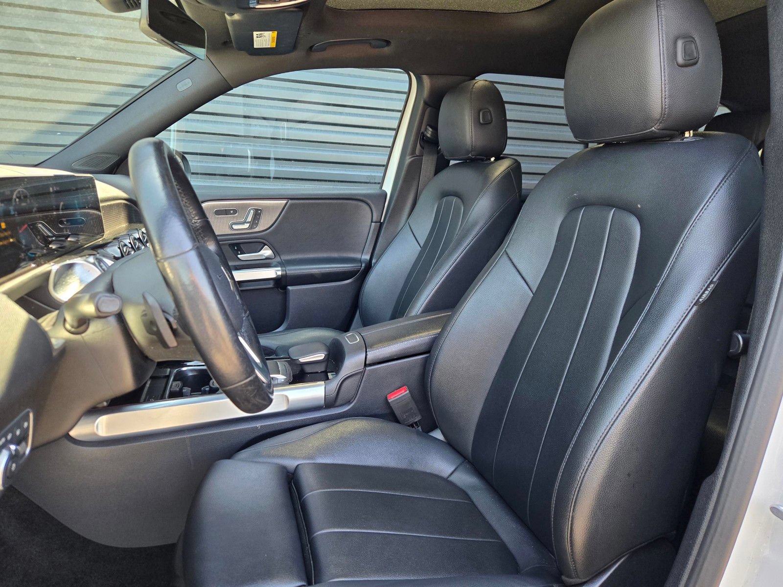 Used 2021 Mercedes-Benz GLB 250 4MATIC w/ Premium Package image 5