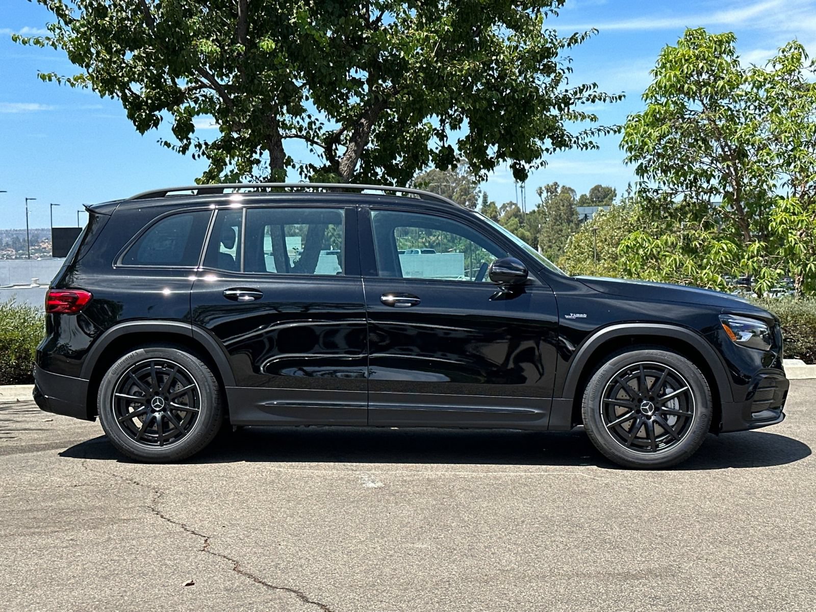 Used 2025 Mercedes-Benz GLB 35 AMG 4MATIC image 2
