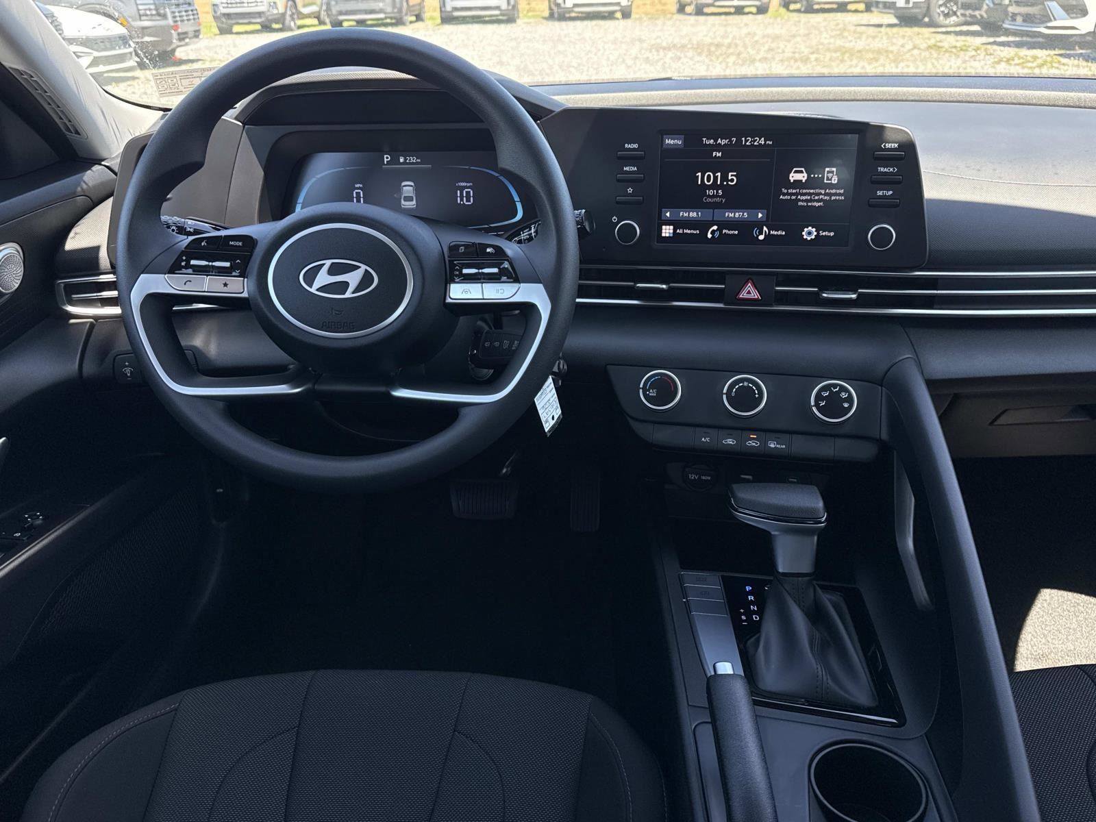 New 2026 Hyundai Elantra SE FWD image 2
