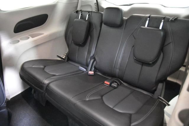 Used 2023 Chrysler Pacifica Touring-L image 33