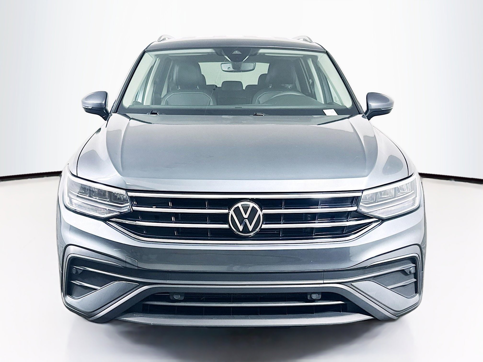 Used 2022 Volkswagen Tiguan SE image 2