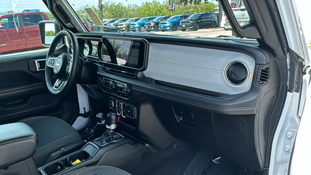 Used 2025 Jeep Wrangler Unlimited Sahara AWD/4WD image 24