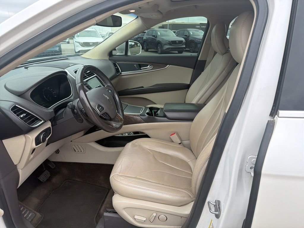 Used 2016 Lincoln MKX Reserve w/ Technology Package FWD image 2