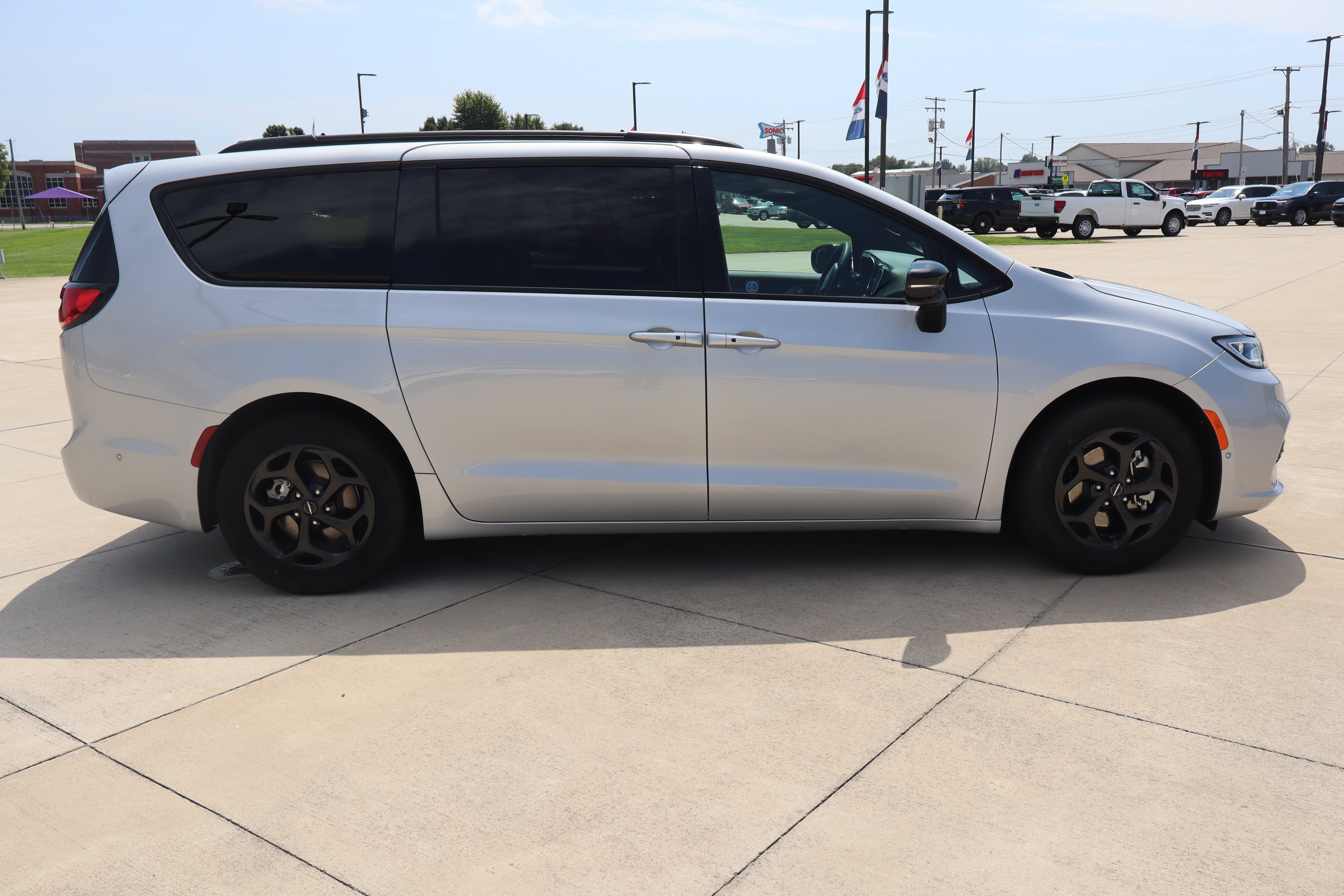 Used 2024 Chrysler Pacifica Premium FWD image 4