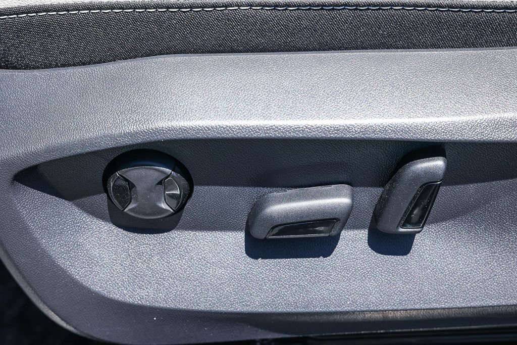 New 2025 Volkswagen Taos SE image 38