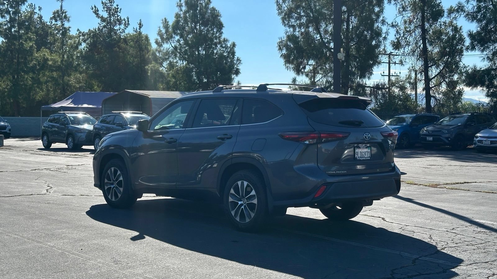 Used 2024 Toyota Highlander XLE AWD/4WD image 3