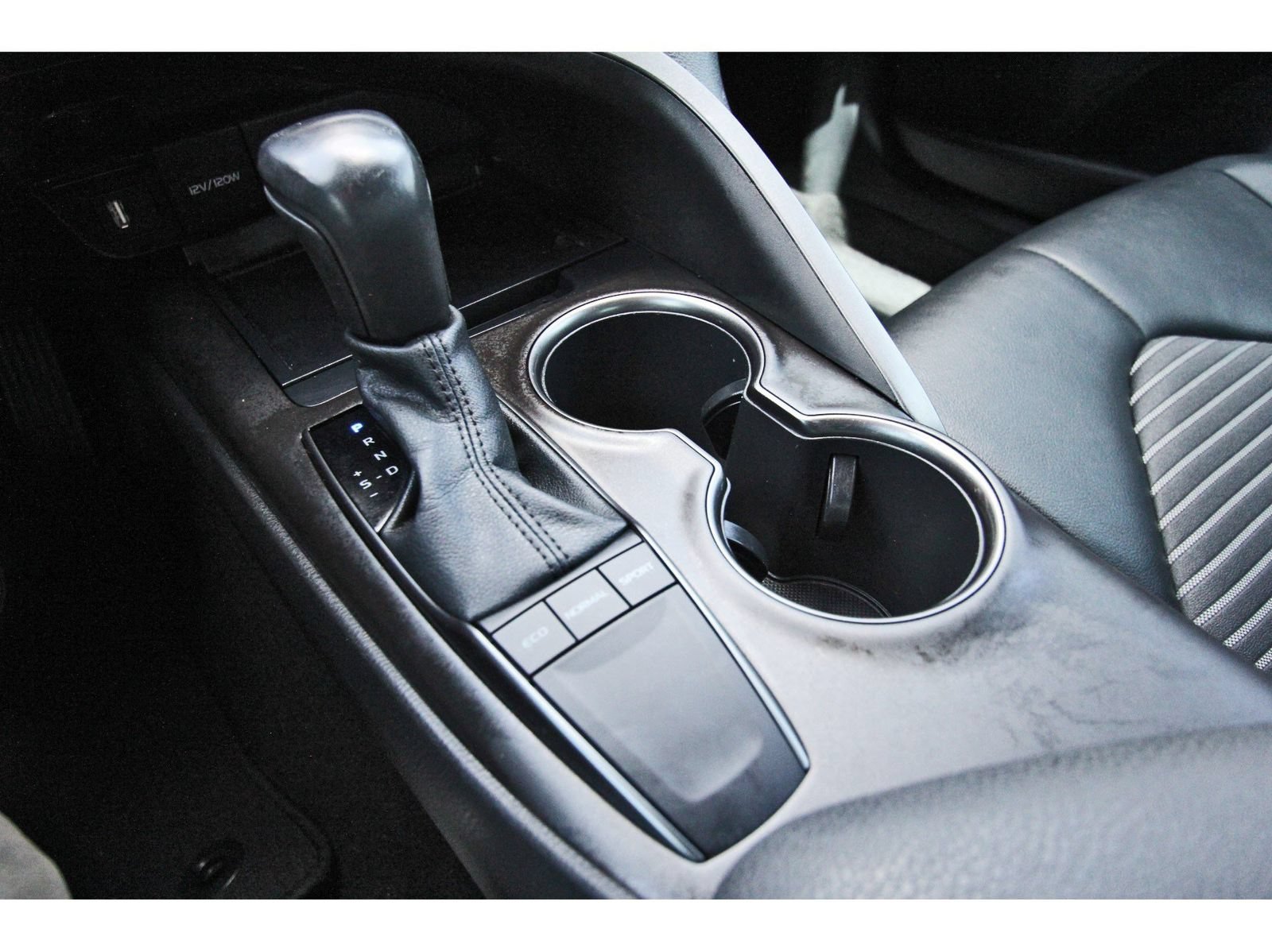 Used 2022 Toyota Camry SE w/ Convenience Package FWD image 30