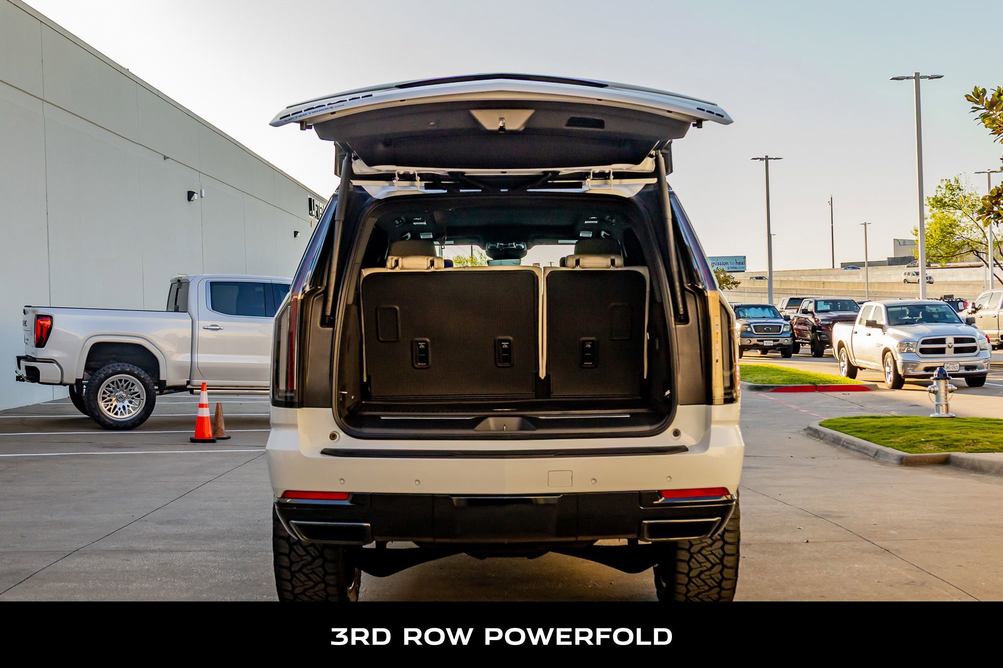 Used 2026 Cadillac Escalade Platinum Sport w/ LPO, ONYX Package image 9