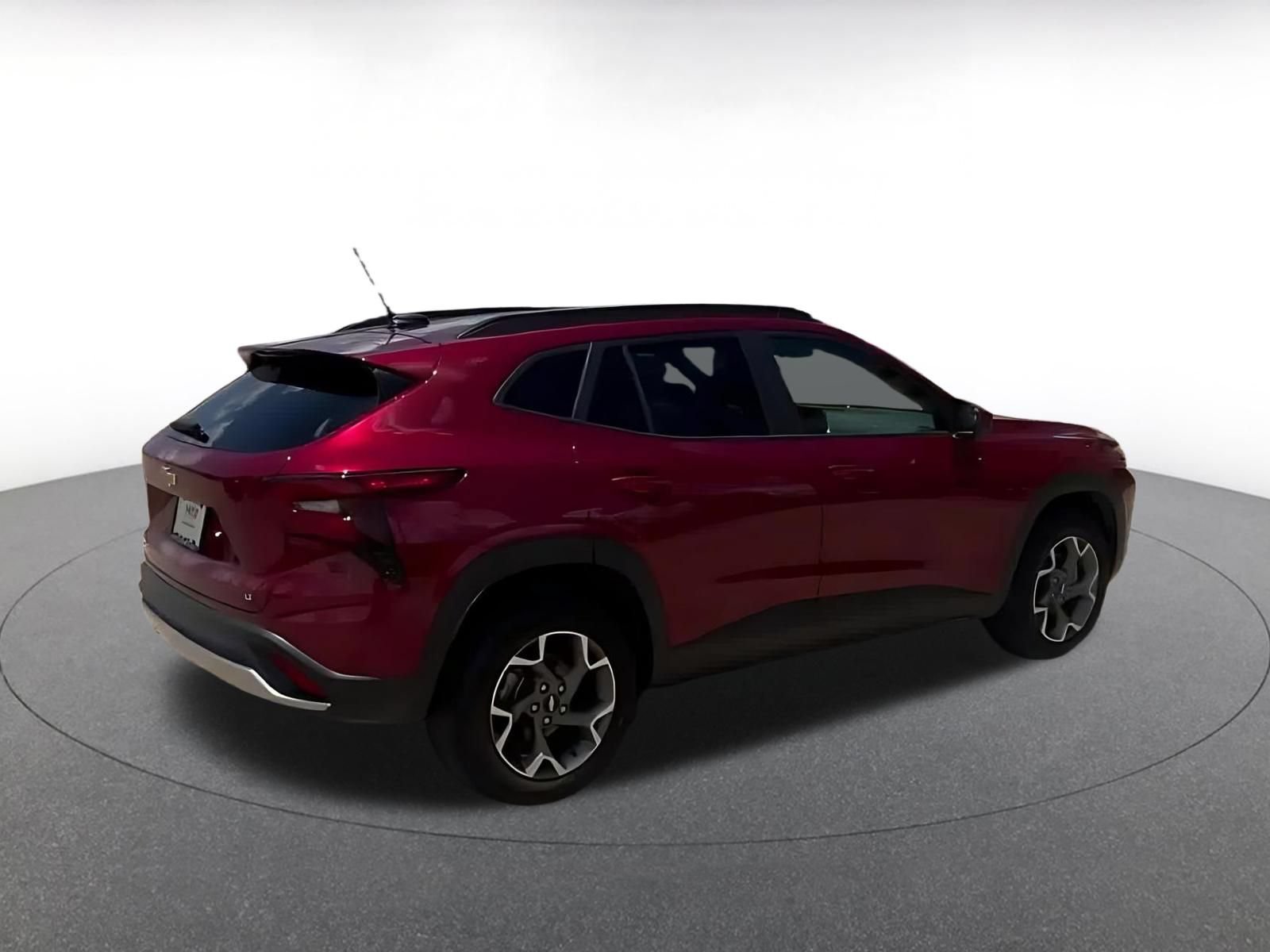 Used 2025 Chevrolet Trax LT FWD image 11